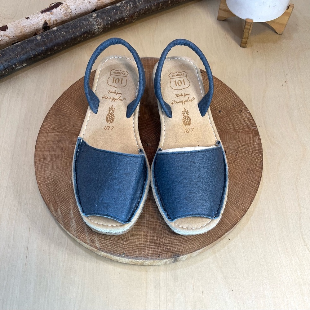 •*NWOB Avarcas 101 | Classic Style Vegan Pineapple Navy Avarca Sandals Size 37/7